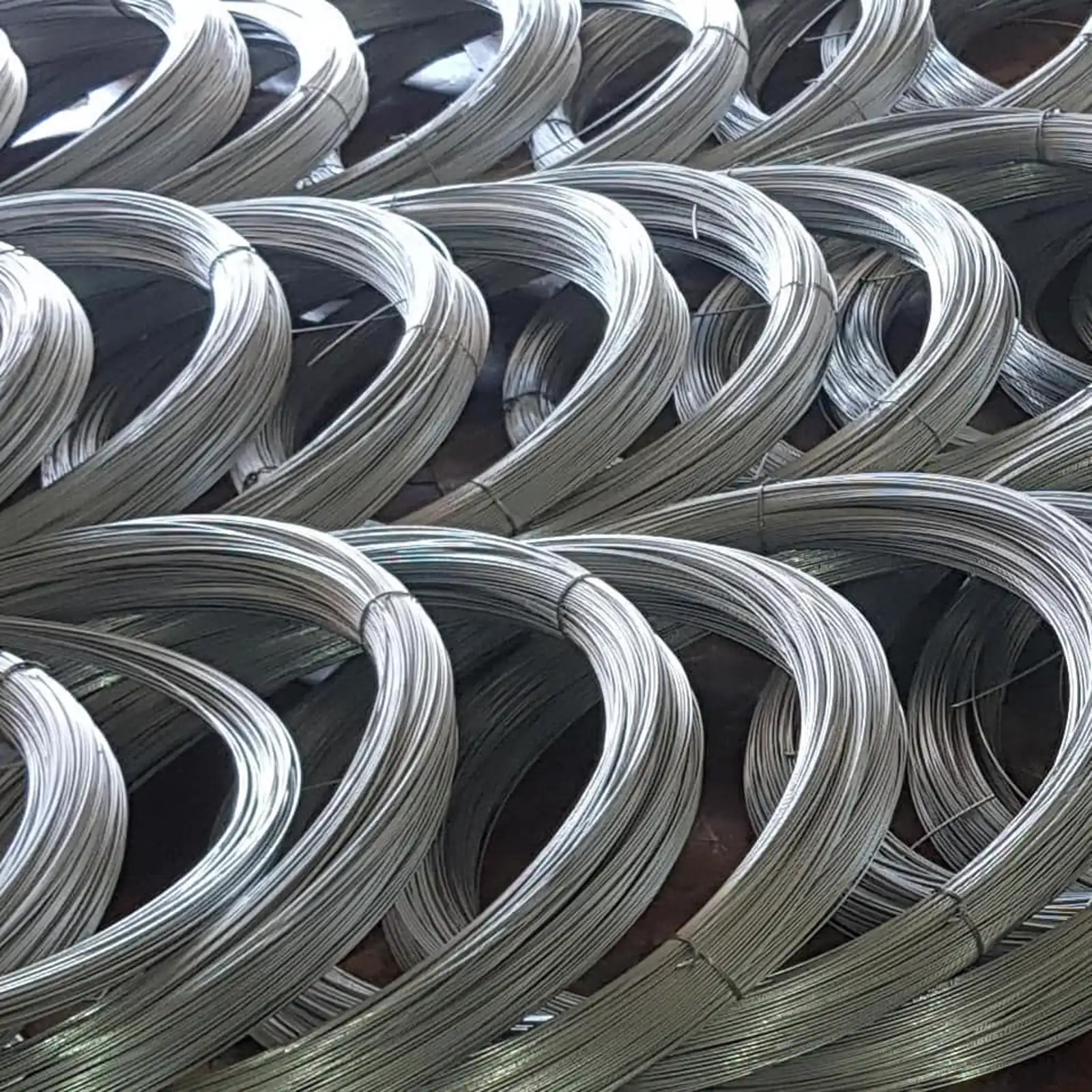 Rollos de alambre galvanizado ordenados en filas