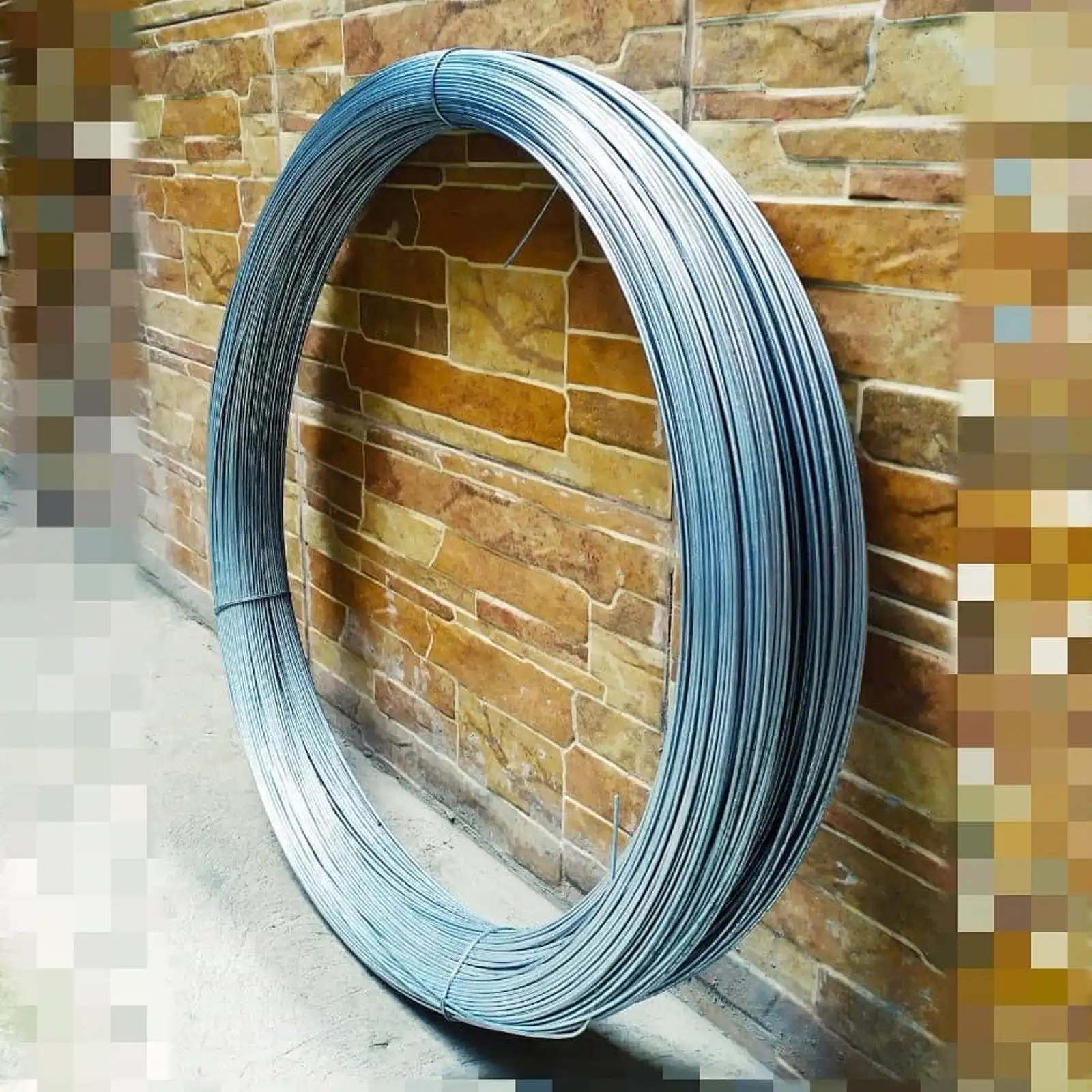 Rollo de alambre acerado de alto carbono apoyado en una pared